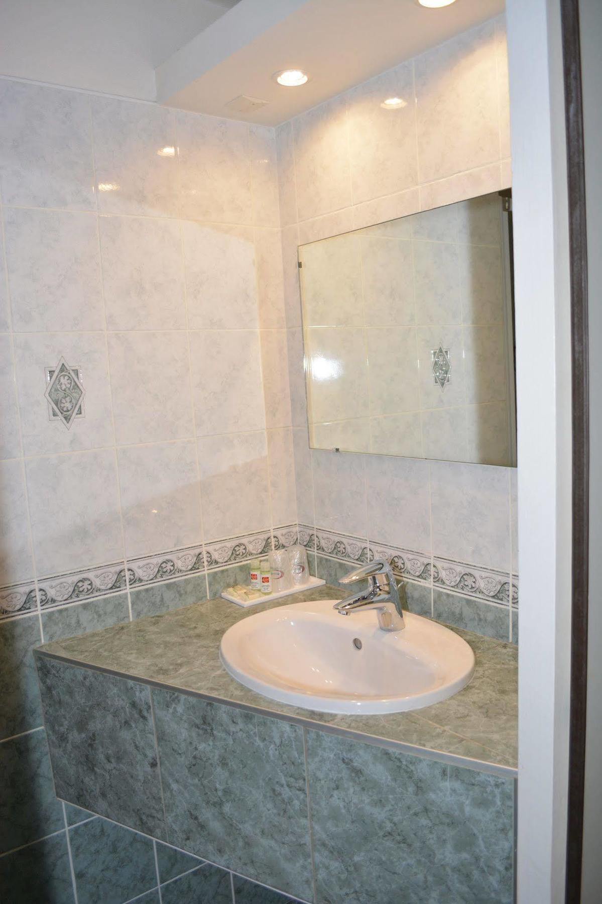 Hotel Le Lyon Bron Kültér fotó